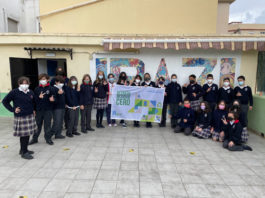 Los alumnos de 6º Ed. Primaria posan con la bandera del proyecto