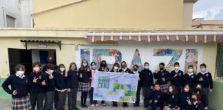 Los alumnos de 6º Ed. Primaria posan con la bandera del proyecto