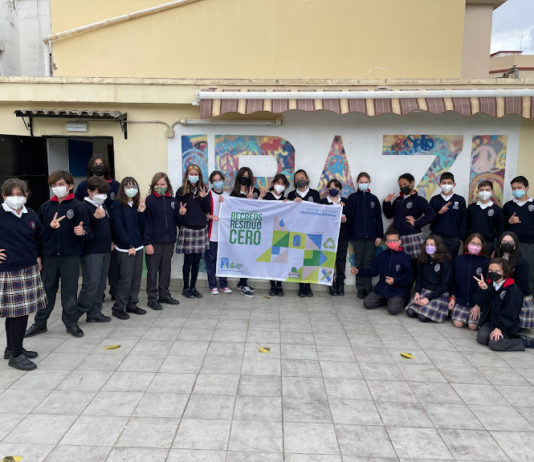 Los alumnos de 6º Ed. Primaria posan con la bandera del proyecto