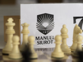 Detalle tablero de ajedrez y escudo del colegio Manuel Siurot. Pablo Muñoz