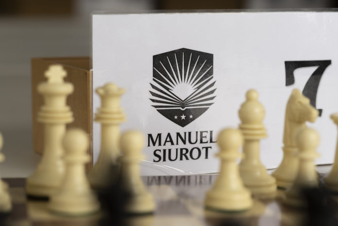 Detalle tablero de ajedrez y escudo del colegio Manuel Siurot. Pablo Muñoz
