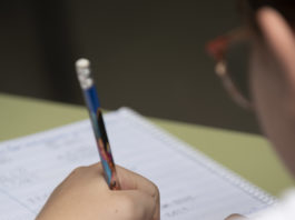 Detalle de un alumno durante el proceso de escritura. Pablo Muñoz.