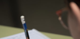 Detalle de un alumno durante el proceso de escritura. Pablo Muñoz.