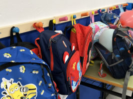 Detalle perchero mochilas alumnos colegio Manuel Siurot
