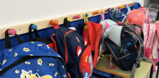 Detalle perchero mochilas alumnos colegio Manuel Siurot