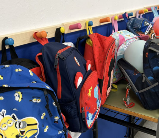 Detalle perchero mochilas alumnos colegio Manuel Siurot