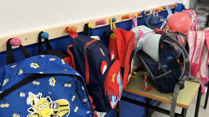 Detalle perchero mochilas alumnos colegio Manuel Siurot